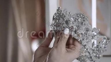 阿拉伯新娘的女孩手上戴着皇冠。 带钻石商店的豪华珠宝